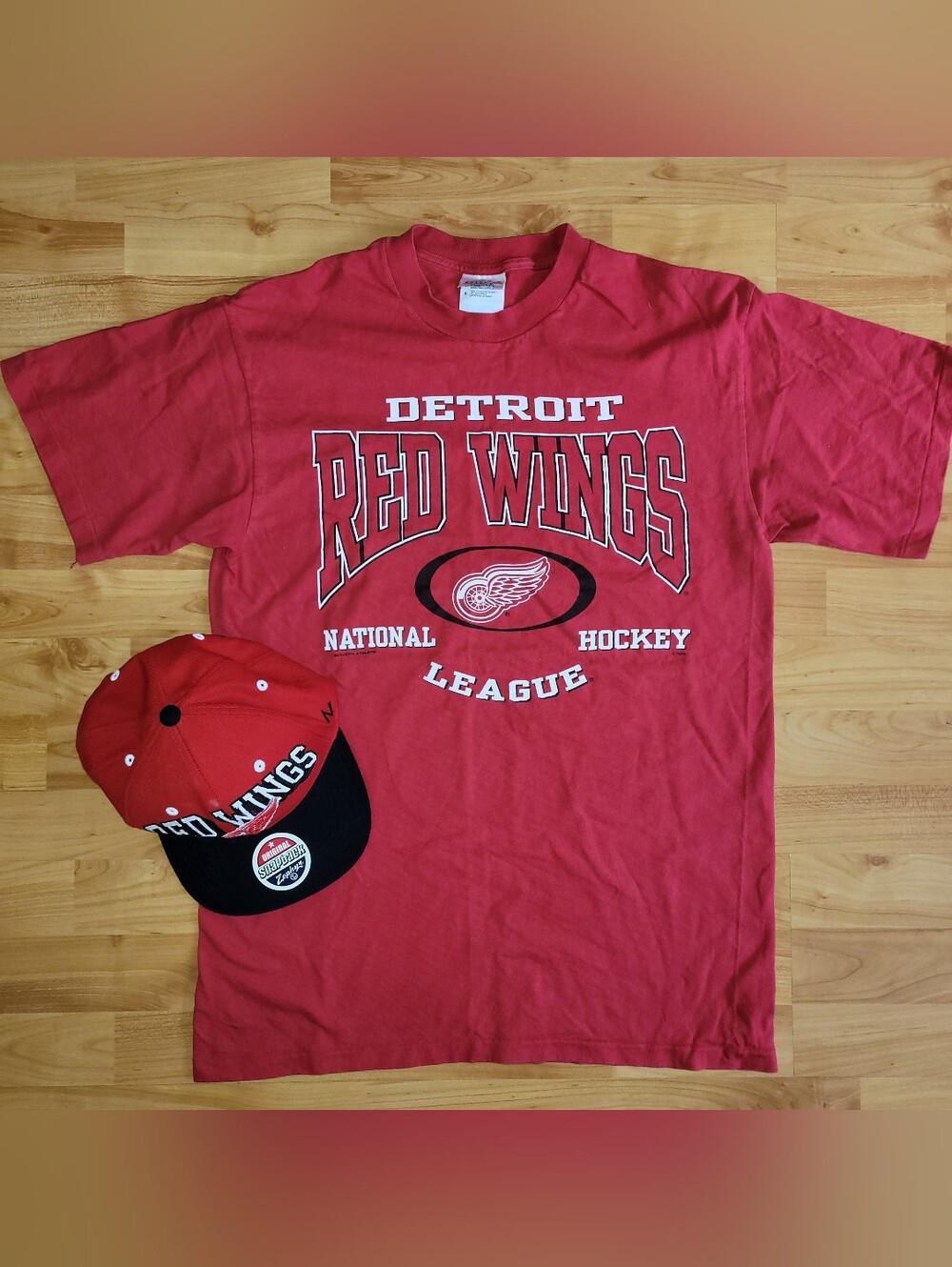 Detroit Red Wings Bundle: Vintage Large Red Tee. Red Snap Back Baseball Cap